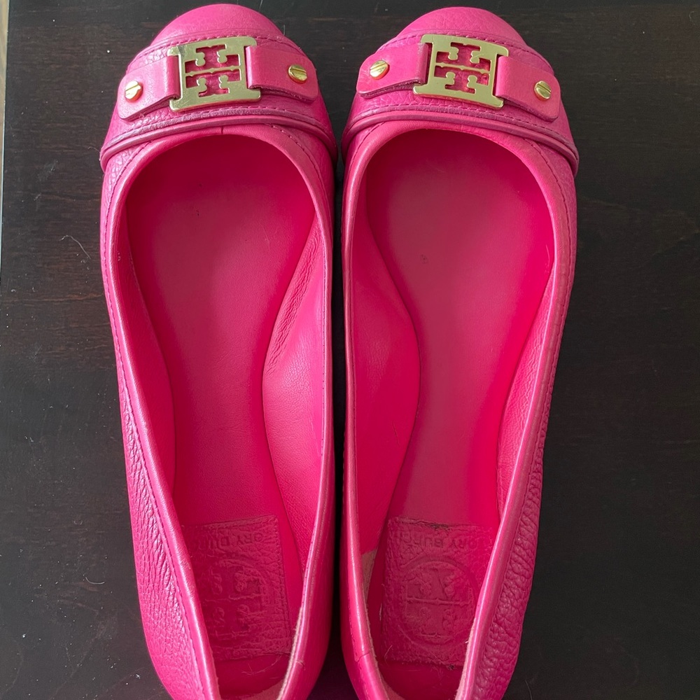 Tory Burch flats with gold logo.